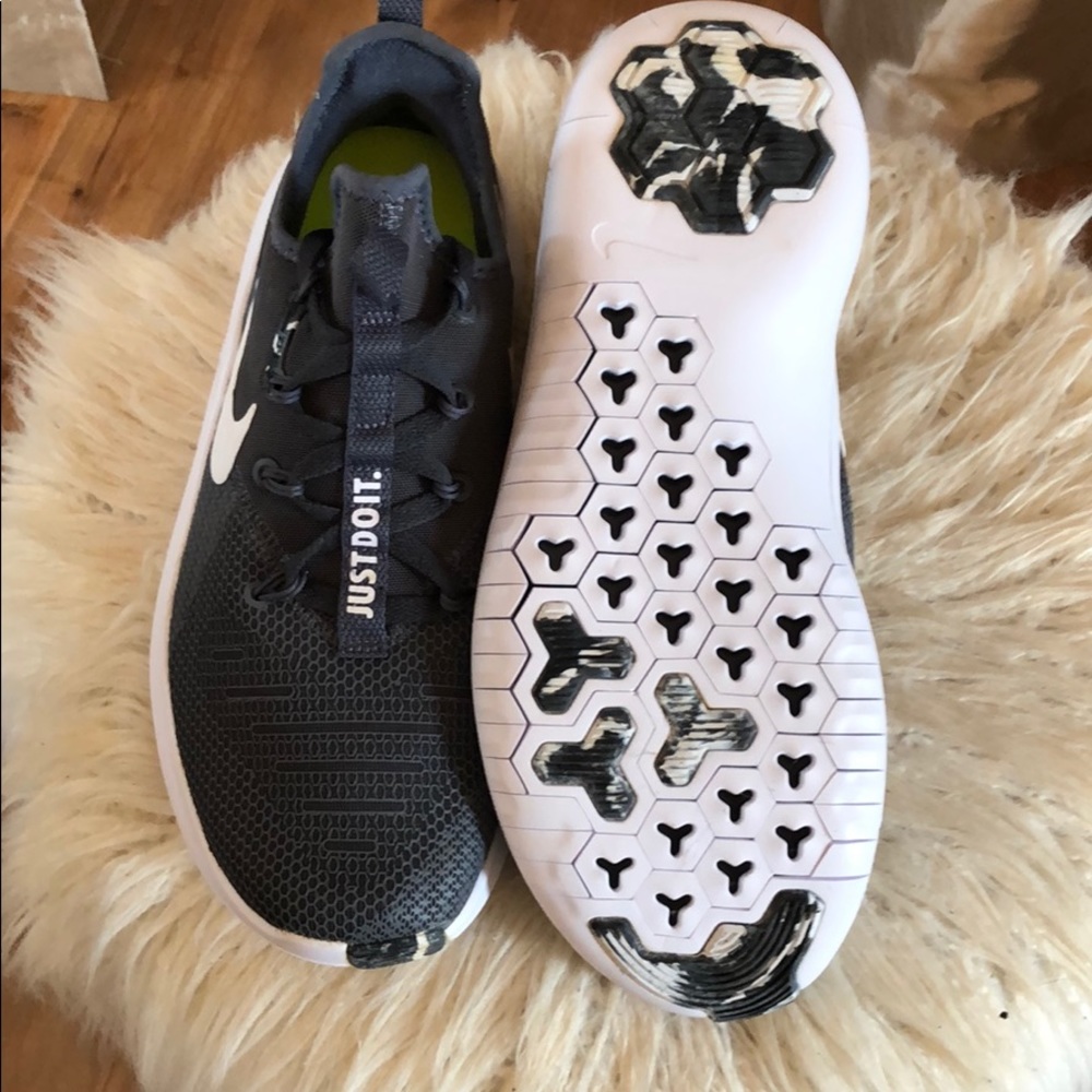 Nike athletic shoes - Picture 3 of 4